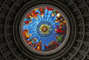 Cúpula con Vidriera que representa el Misterio de Pentecostés, Capilla Real, Dreux, Francia de Unknown